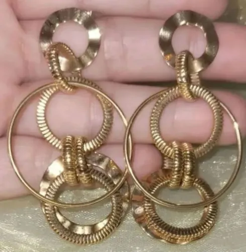 Brincos Dourados Elegantes com Design Moderno