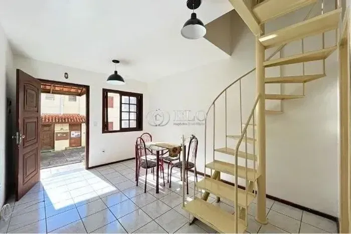 vendo casa em condomínio, com 2 dormitórios, sótão pode ser o terceiro dormitóri