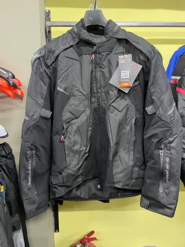 uma jaqueta de motociclista masculina X11 Evo 4 preta impermeável.