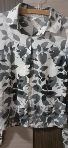 Blusa Social feminina Felicity com estampa de folhas