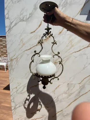 Lustre colonial em bronze e opalina.