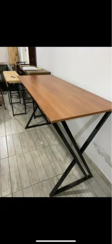 Mesa de Jantar Moderna com Design Industrial