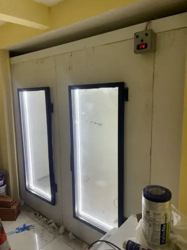 Câmara fria com portas de vidro e iluminação LED