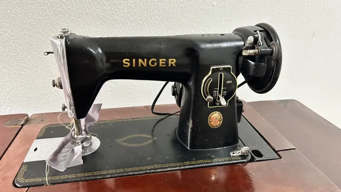 Máquina de costura Singer antiga - Colecionadores