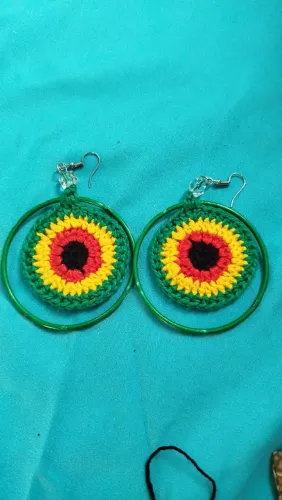 Brincos do reggae em crochê com design vibrante