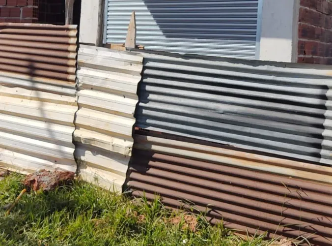 Telhas metálica para fechamento da obra (tapume)