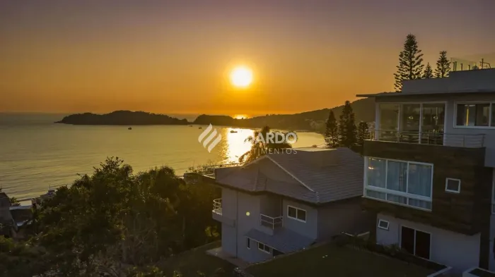 Casa com Vista Panorâmica Definitiva para o Mar | Centro de Bombinhas