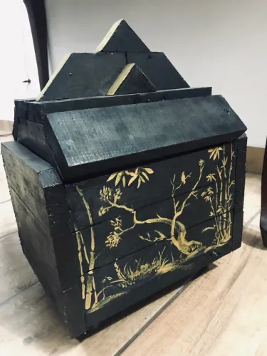 Baú oriental feito e pintado a mão