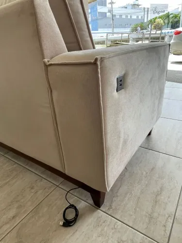 Sofá retrô com cento fixo e entrada USB