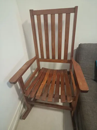 Cadeira de balanço usada.