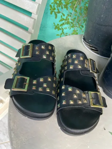 Chinelo Preto com Detalhes Dourados