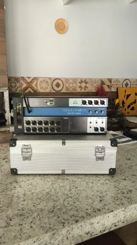 Mesa de som Soundcraft UI16