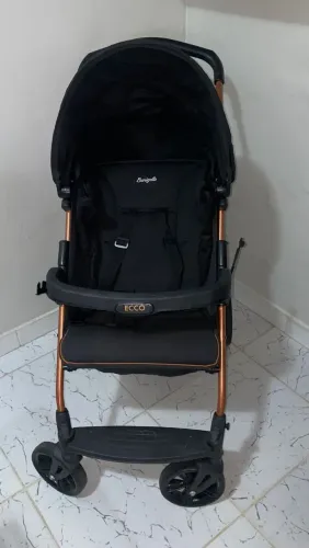 Carrinho de bebê.