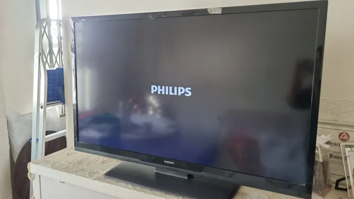 Televisão Philips 42 poegadas, único detalhe é que o som está pouca coisa estourado.