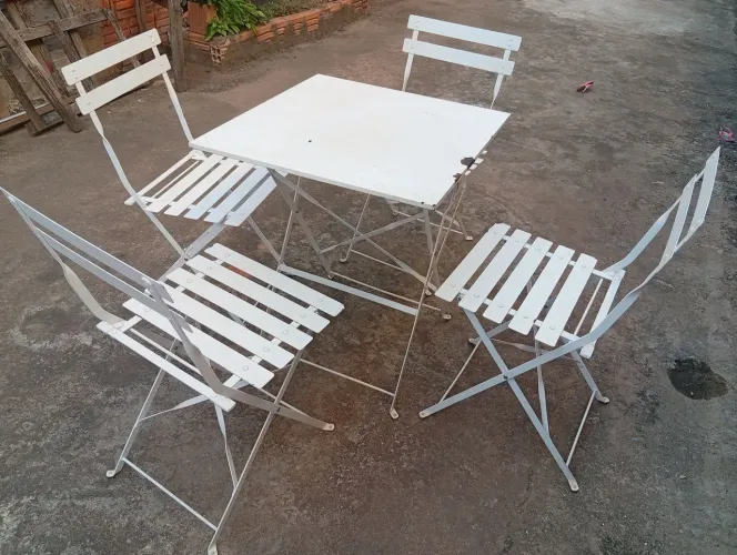 Mesa de ferro com cadeiras