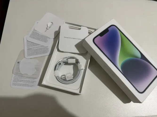 Caixa iPhone 14 com acessórios originais