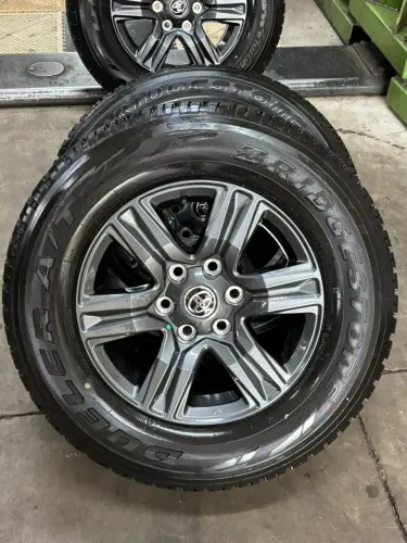 Jogo de roda da Hilux aro 17 original com pneu Bridgestone