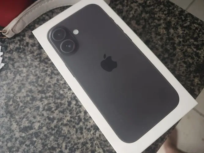 iPhone 16 black