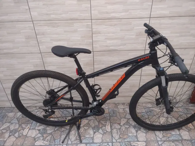 Caloi Moab aro 29 quadro17 / 18V suspensão rockshock trava no guidão velocímetro absolute 