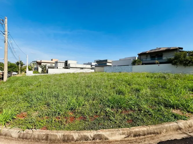 Terre de esquina com 396m² à venda em condomínio - Portal da Mata