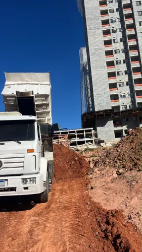 VW 17-210 2001 Basculante - Trabalhando - R$ 160 Mil