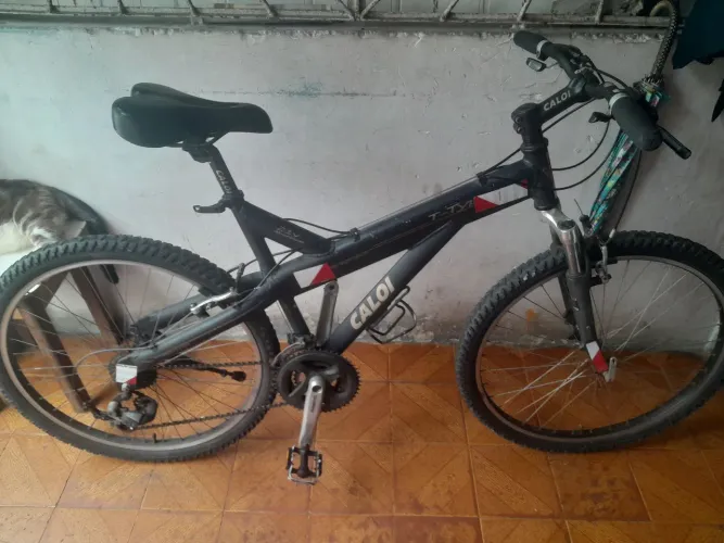Bicicleta aro 26 (vai com corrente)