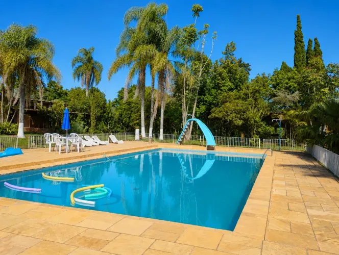 Sitio para alugar em Ibiúna, Piscina com Escorregador e Campo de Futebol
