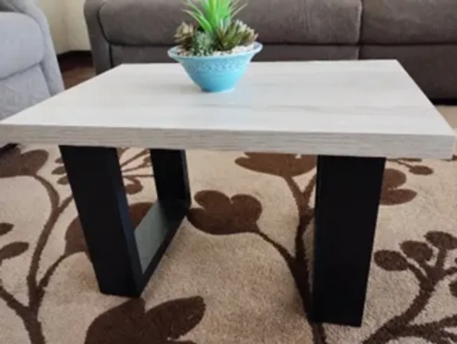 Mesa de centro med. 40 x 60 x 36 cms de altura revestida em formica