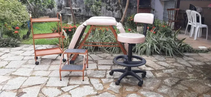 Kit Estética Profissional (Forro Cristal) - Maca Regulável, Mocho, Carrinho e Escadinha