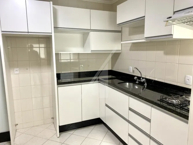 Ótimo apartamento com 02 dormitórios sendo 01 suíte com armários embutidos e ar condiciona