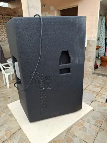 Caixa de som profissional 800W com bluetooth e entrada USB.