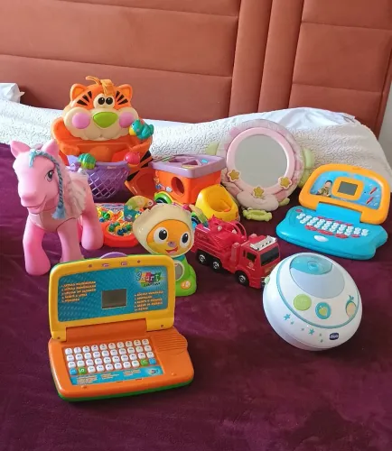 Lotão de brinquedos eletrônicos para restauro. Alguns estão funcionando