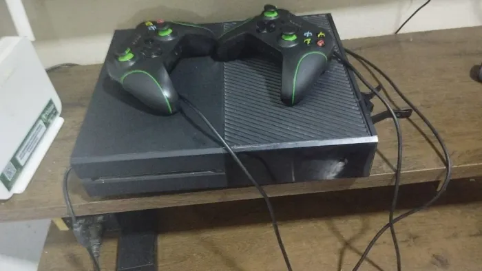 Xbox one com vários jogos, só que so pega no cabo de rede