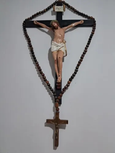 Vende-se imagem de Jesus resinado na Cruz de madeira