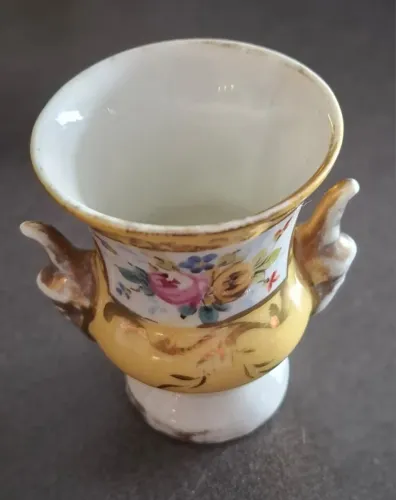Vaso miniatura de porcelana com detalhes dourados