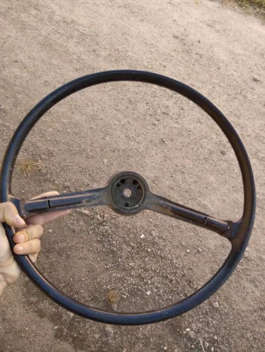 Volante bumerangue fusca estria fina