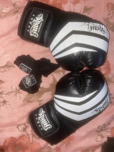 Luva de boxe e faixa para as mãos 