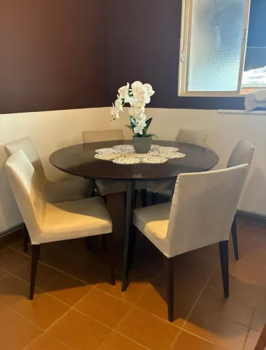 Mesa com 6 cadeiras de madeira maciça