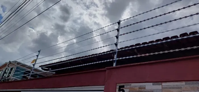 Cerca elétrica e concertina de alto padrão e segurança.