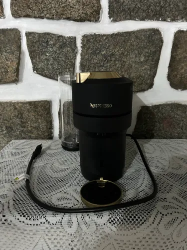 Nespresso Vertuo Pop+ Preta e Dourada - Seminova