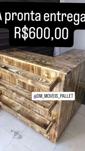 Balcão caixa com expositores feito com madeira de pallet 