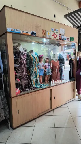 Vitrine para loja feita em marcenaria com portas para estoque em baixo,