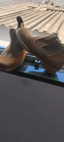 Vende se bota infantil, couro legítimo.