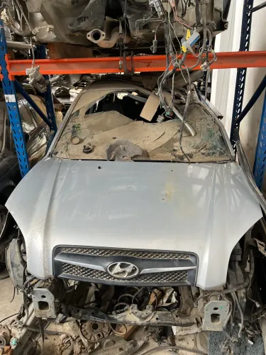 Capo Tucson com pequena avaria, com a grade 1.200 / só o capo 1 mil 