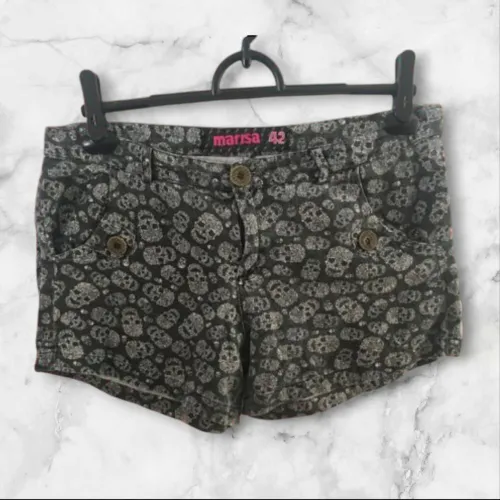 Short com estampa de caveirinhas