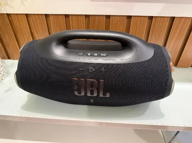 Boombox 4 em estado zero , sem marca de uso, parcelo no cartão até 5x sem juros