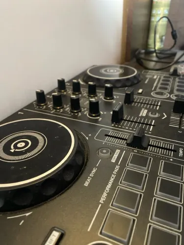 DDJ 200 CONTROLADORA PARA DJ EM OTIMO ESTADO SEM DEFEITO