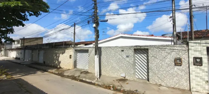 Casa possui 155m2 com 4 quartos em Benedito Bentes - Maceió - AL