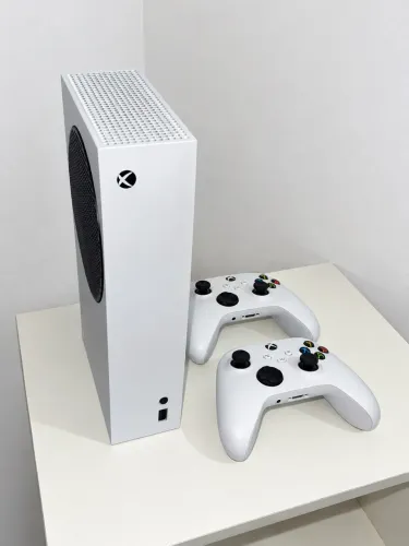 Xbox Series S com dois controles