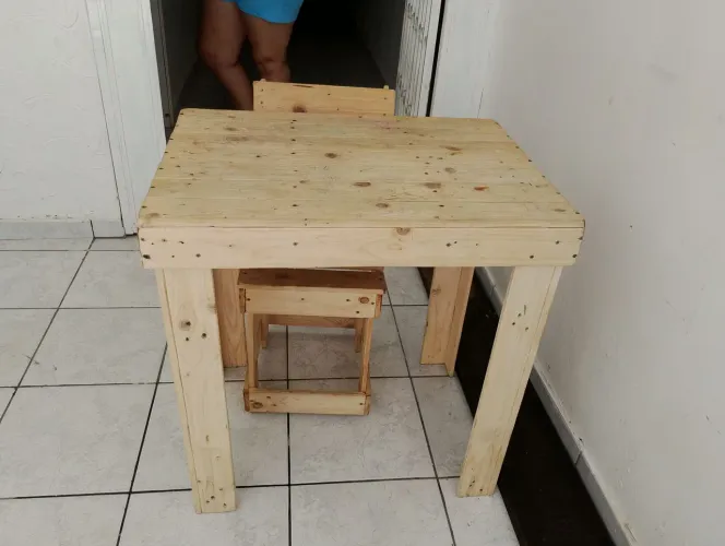 Mesa e cadeiras infantil